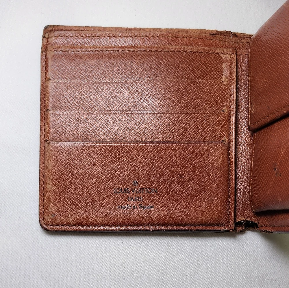 Louis Vuitton Monogram Bi-Fold - Picture 12 of 15